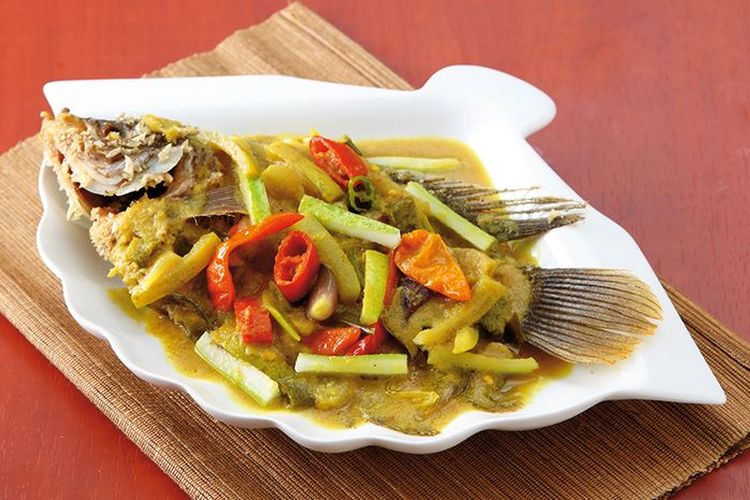 Pesmol gurame dengan bumbu kuning yang kaya rempah, disajikan dengan potongan cabai dan sayuran segar, siap menggugah selera Anda
