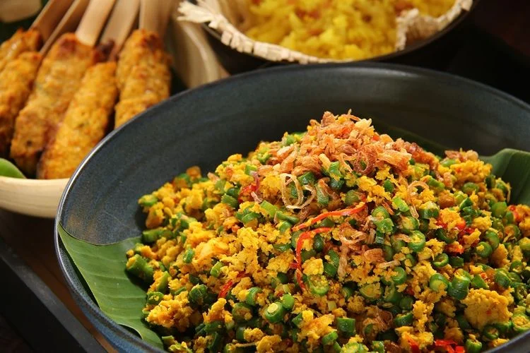 "Nasi Lawar Bali: Hidangan Tradisional yang Kaya Akan Cita Rasa" - Nikmati kelezatan nasi lawar yang otentik dengan perpaduan daging cincang, sayuran segar, dan bumbu khas Bali.
